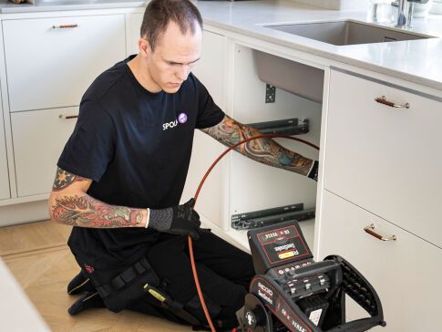 Filmning av köksavlopp