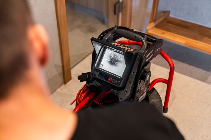 Filmning av avlopp med kamera för att hitta stopp och skador.