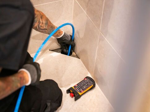 spolning av golvbrunn