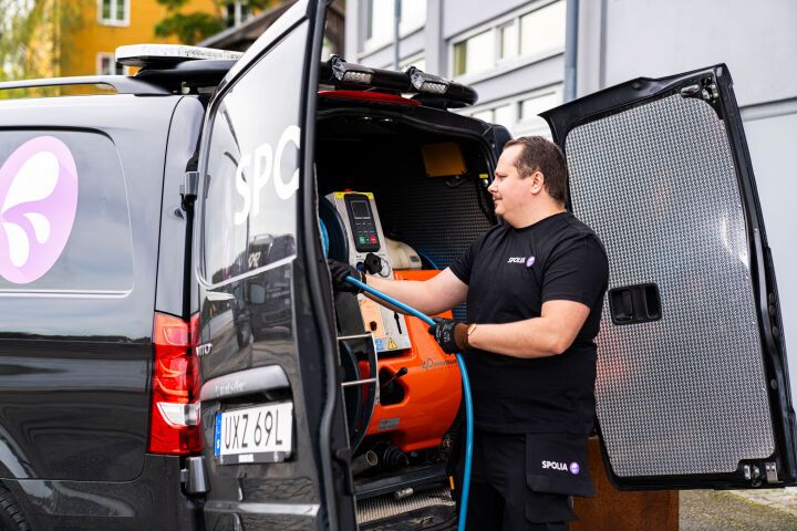 Spolbil åtgärdar stopp i avlopp.