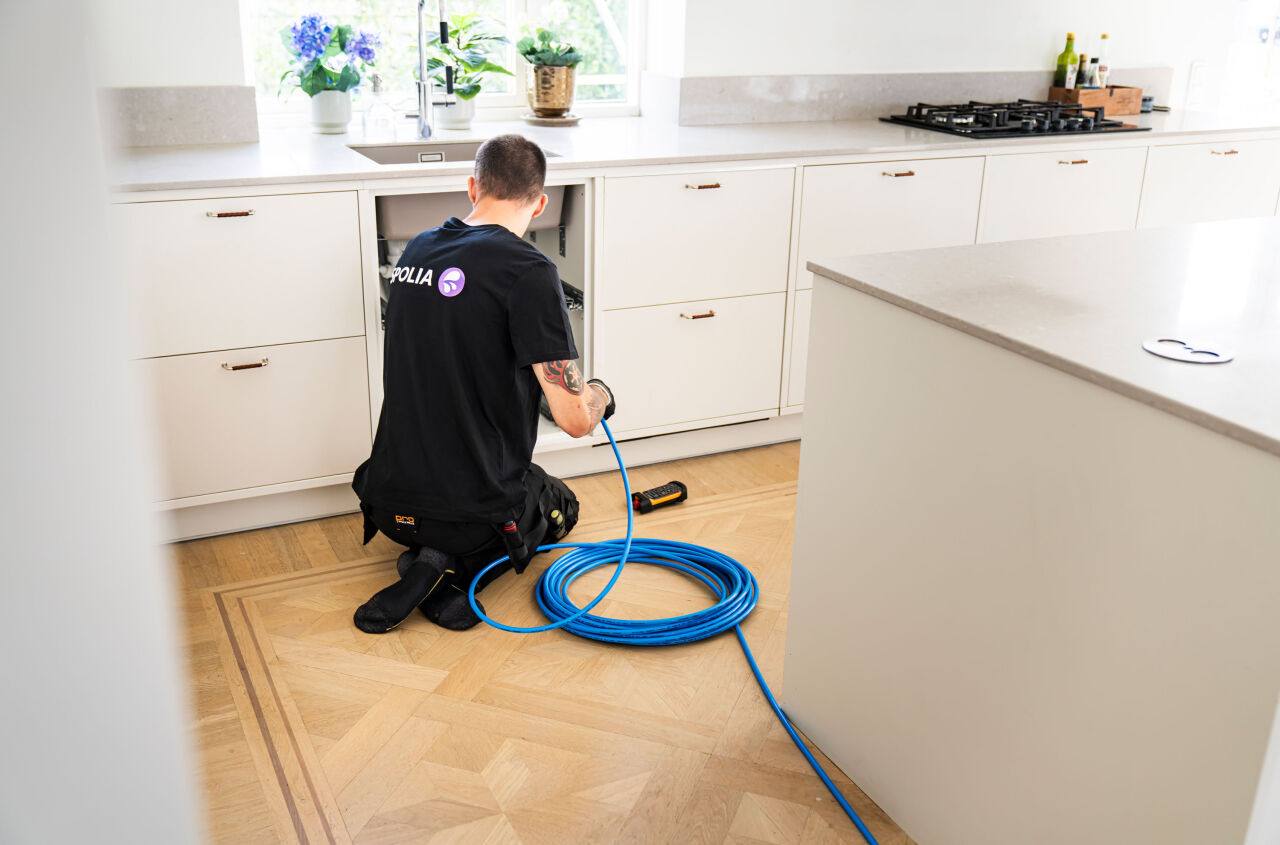 Här spolar vi ett köksavlopp som inte gick att lösa med rensvajer