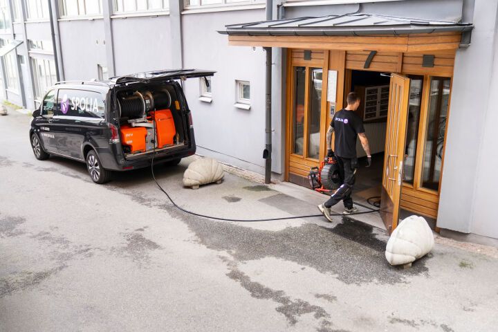 Högtrycksspolning av avloppsstammar i fastighet.